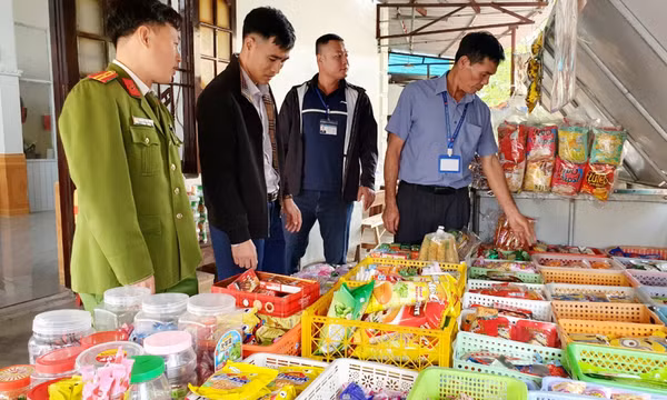 Hải Hà: Kiểm tra các cửa hàng tạp hoá trên địa bàn