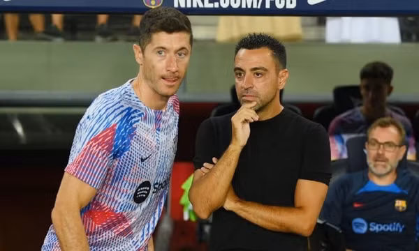 Xavi nổi giận với Lewandowski