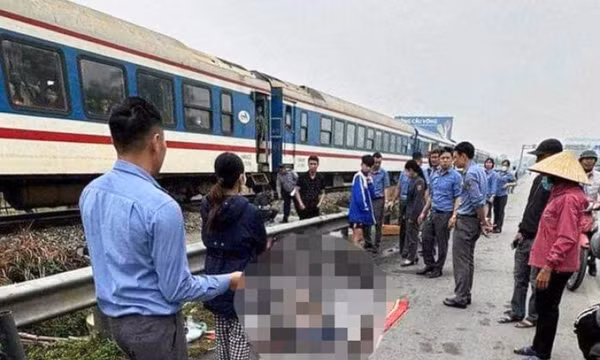 Đi xe máy qua đường sắt, người đàn ông bị tàu hỏa tông thiệt mạng