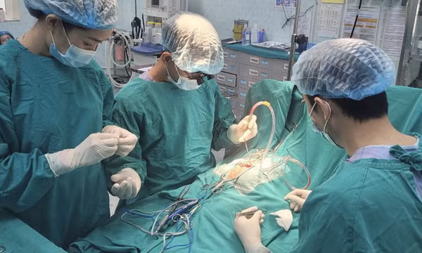 Phẫu thuật cắt ‘đuôi’ bất thường dài 14cm cho bé 4 tháng tuổi ở Thanh Hóa
