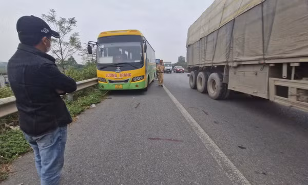 Hai xe khách chèn ép nhau gây náo loạn trên cao tốc Hà Nội - Bắc Giang