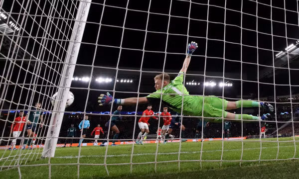 Cột dọc hai lần cứu thua Arsenal ở lượt cuối Champions League