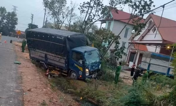 Bắc Giang: Xe tải mất lái va chạm với xe môtô khiến hai phụ nữ tử vong