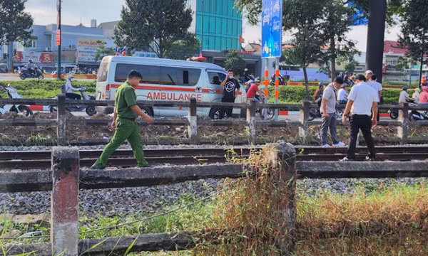 Người đàn ông lao ra trước mũi tàu hỏa ở TP Thủ Đức