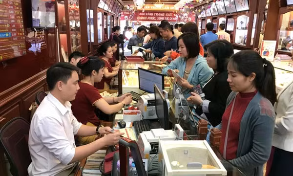 Giá vàng SJC nhanh chóng ‘hạ nhiệt,’ tuột khỏi mốc 77 triệu đồng mỗi lượng