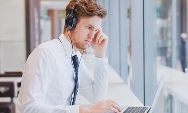 Vừa làm việc vừa nghe nhạc lợi hay hại?