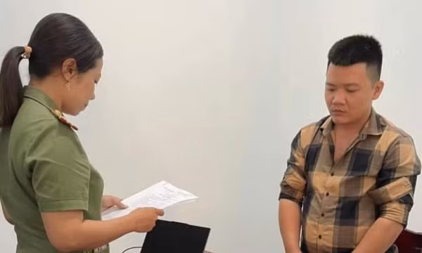 Mua súng trên mạng về bắn thử và gửi bạn giữ, cả 2 bị khởi tố