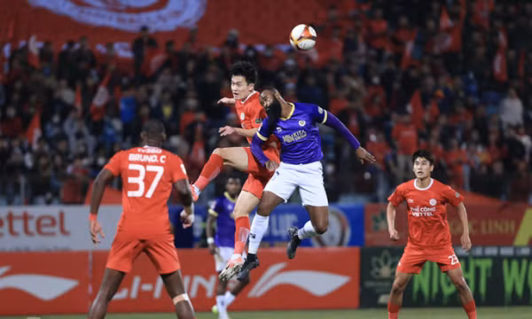 Văn Quyết giúp Hà Nội FC thắng trận derby Thủ đô