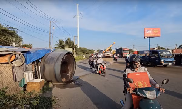 3 cuộn sắt nặng hàng chục tấn văng khỏi rơ-moóc trúng xe container đi đường