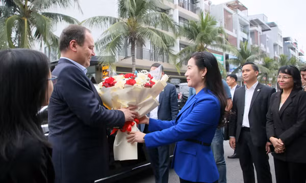 Thủ tướng Belarus cùng đoàn đại biểu cấp cao Belarus tham quan Vịnh Hạ Long
