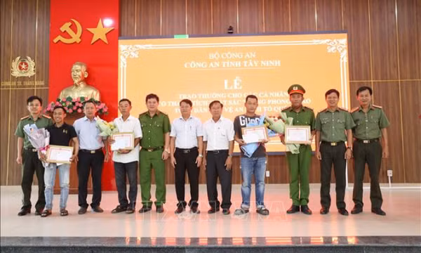 Khen thưởng người dân dũng cảm truy bắt cướp