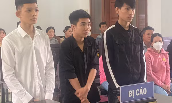 Cùng đi xem đánh nhau, 4 thanh niên lao vào hỗn chiến