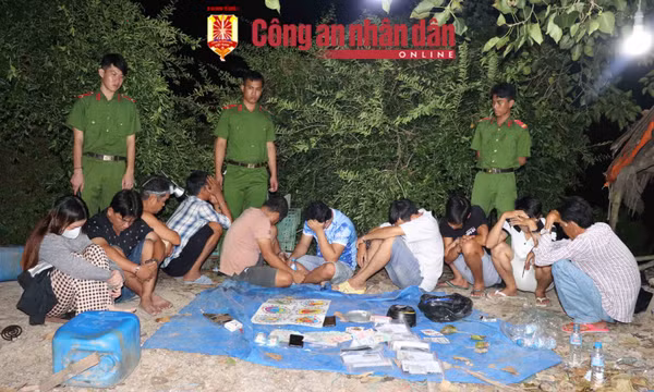 Đêm khuya, 10 con bạc rủ nhau ra chòi canh tôm sát phạt