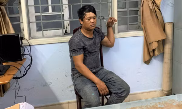 Mâu thuẫn trên bàn nhậu, thanh niên dùng kéo đâm chết bạn