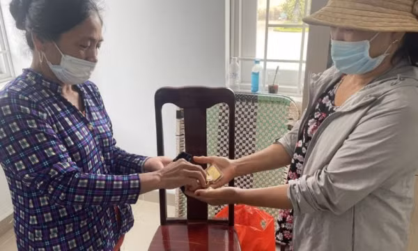 Người lao công trả lại túi vàng nhặt được