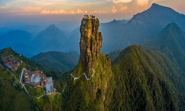 Ngôi đền đôi trên chóp đá cheo leo