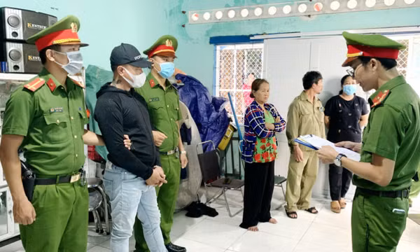 Ép con nợ ký giấy bán nhà rồi phá cửa chiếm giữ