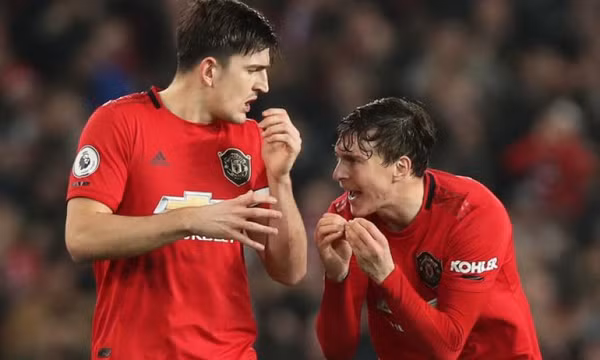 Ferdinand dự đoán Man Utd bán Lindelof, Maguire