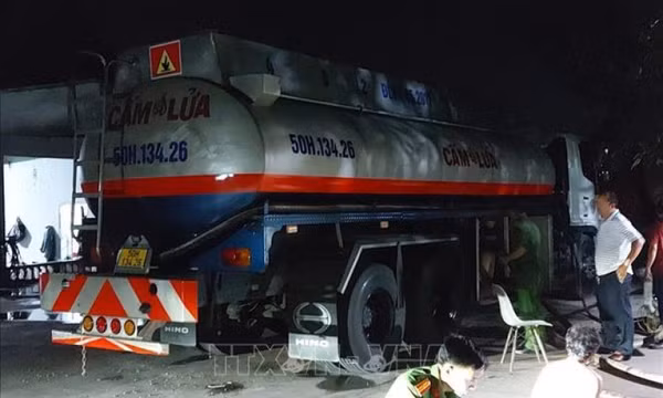 Bắt quả tang vụ sản xuất xăng giả quy mô lớn