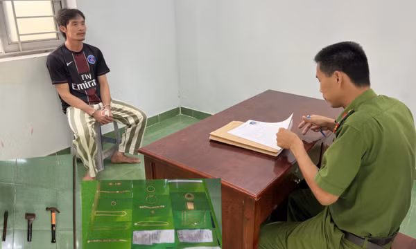 Chồng cạy két sắt trộm tiền của vợ