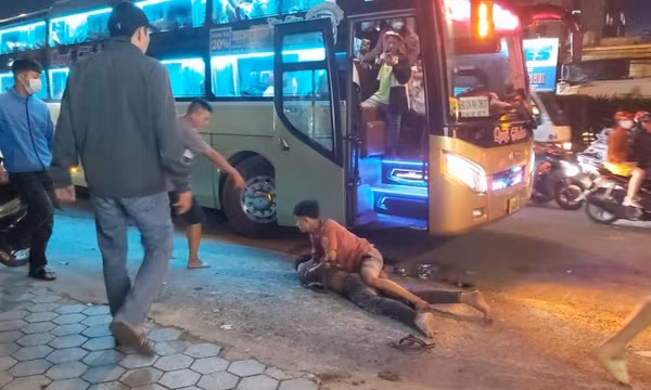 Tài xế xe khách bị đâm sau mâu thuẫn trên đường
