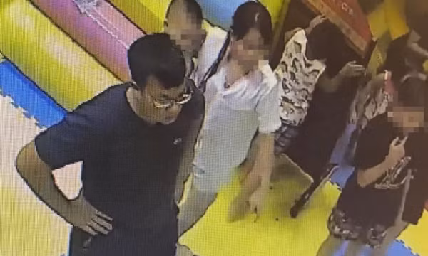 Triệu tập gã đàn ông đánh bé gái ở khu vui trẻ em