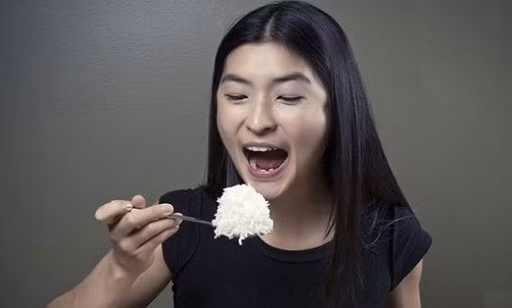 Một thay đổi nhỏ khi ăn cơm giúp bảo vệ dạ dày, tránh bệnh tiêu hóa