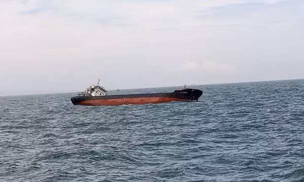 Hỗ trợ cứu nạn thuyền viên trên tàu bị chìm tại vùng biển Hải Phòng