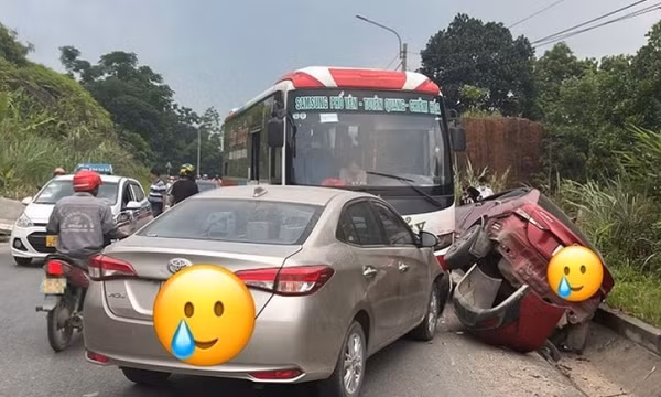 Kinh hoàng khoảnh khắc xe khách vượt ẩu gây tai nạn liên hoàn nghiêm trọng