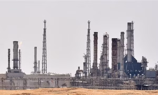 OPEC+ nhất trí tăng sản lượng dầu thô lên 648.000 thùng/ngày