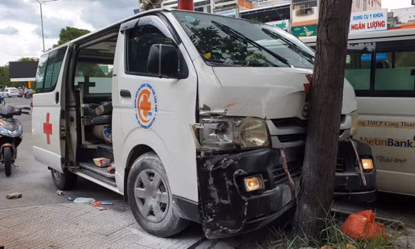 Ngáo đá, lái xe cứu thương náo loạn đường phố