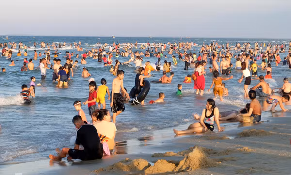 Người dân đổ xuống biển tắm giải nhiệt