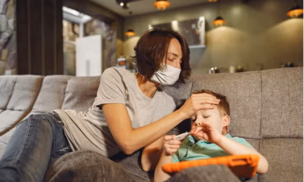 4 cách hạ sốt an toàn cho trẻ