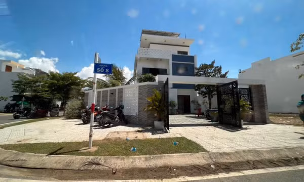 Phát hiện người đàn ông nằm gục bên khẩu súng trong căn biệt thự ở Nha Trang