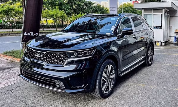 Kia Sorento mới bất ngờ đổ bộ đại lý Việt, ‘đánh úp’ Hyundai Santa Fe và Toyota Fortuner