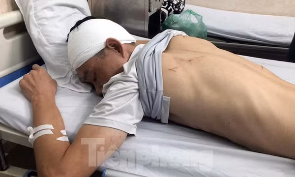 Nhóm côn đồ mang kiếm vào bệnh viện truy sát người dân