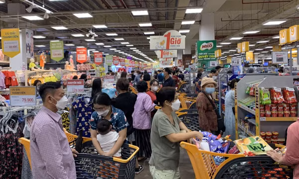 Người tiêu dùng xoay xở với 'bão giá' hàng hóa thiết yếu
