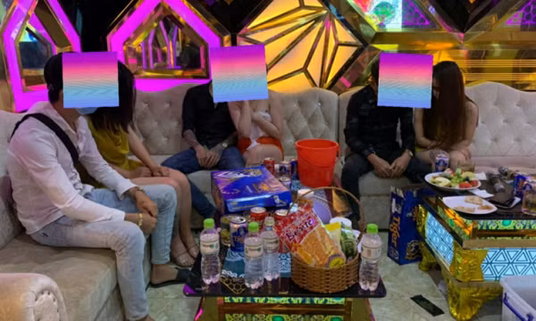 Nữ tiếp viên thoát y "hát với khách" trong phòng karaoke
