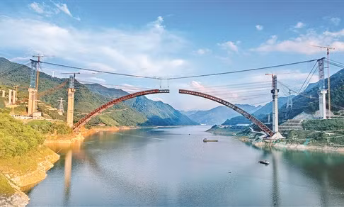 Hợp long vòm chính cây cầu có nhịp vòm lớn nhất thế giới