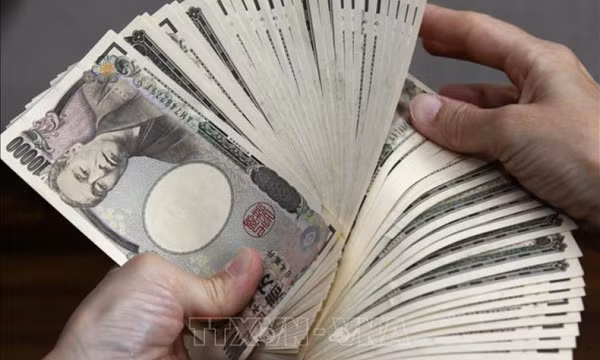 Đồng yen tụt xuống mức thấp nhất trong 20 năm so với USD 