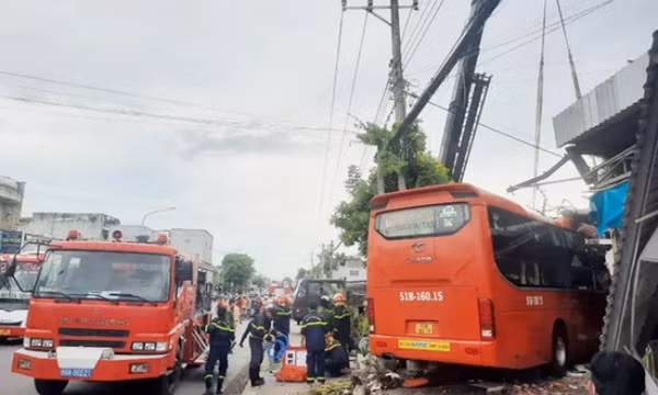 Xe khách tông vào quán càphê, khiến 5 người thương vong