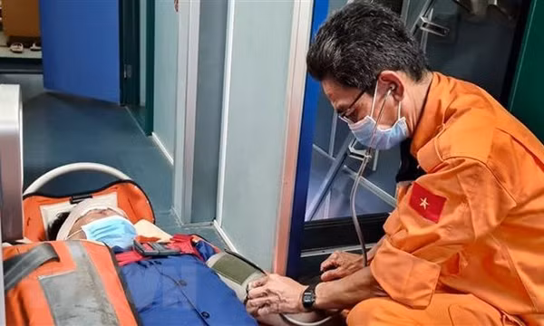 Đồn biên phòng Bạch Long Vĩ cứu ngư dân bị cá mập tấn công trên biển