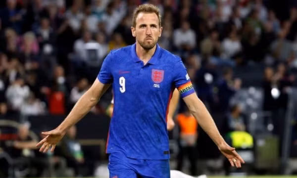 Kane qua mặt huyền thoại Bobby Charlton