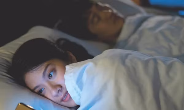 Chuyện phòng the nguội lạnh do chứng nghiện điện thoại, máy tính
