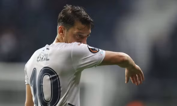 Ozil đoạn tuyệt với Fenerbahce