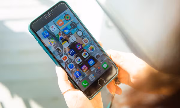 Apple bị phản đối vì iOS 16 không hỗ trợ iPhone 7
