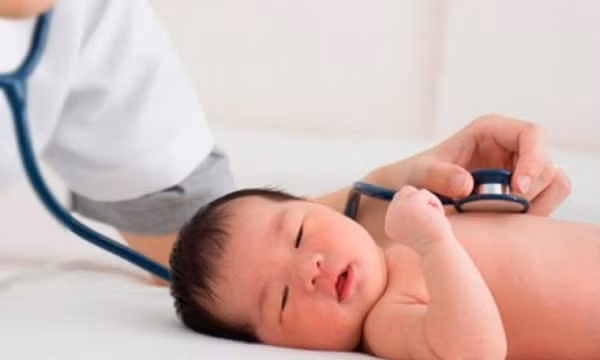 Vì sao cần tái khám khi điều trị viêm phổi ở trẻ em?