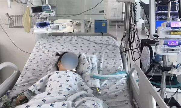Bé gái 2 tuổi bị dây ba lô siết cổ ở nhà trẻ