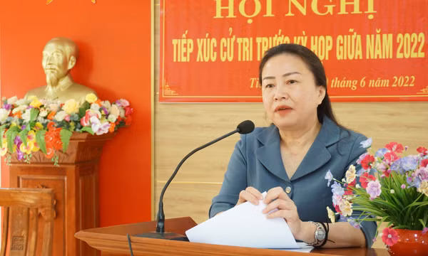 Phó Chủ tịch Thường trực HĐND tỉnh Vi Ngọc Bích tiếp xúc cử tri huyện Tiên Yên
