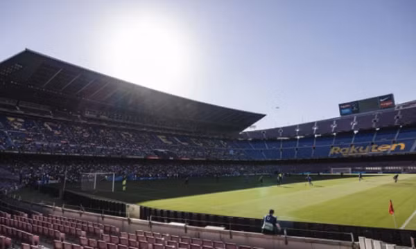 Barca rời Camp Nou trong một mùa